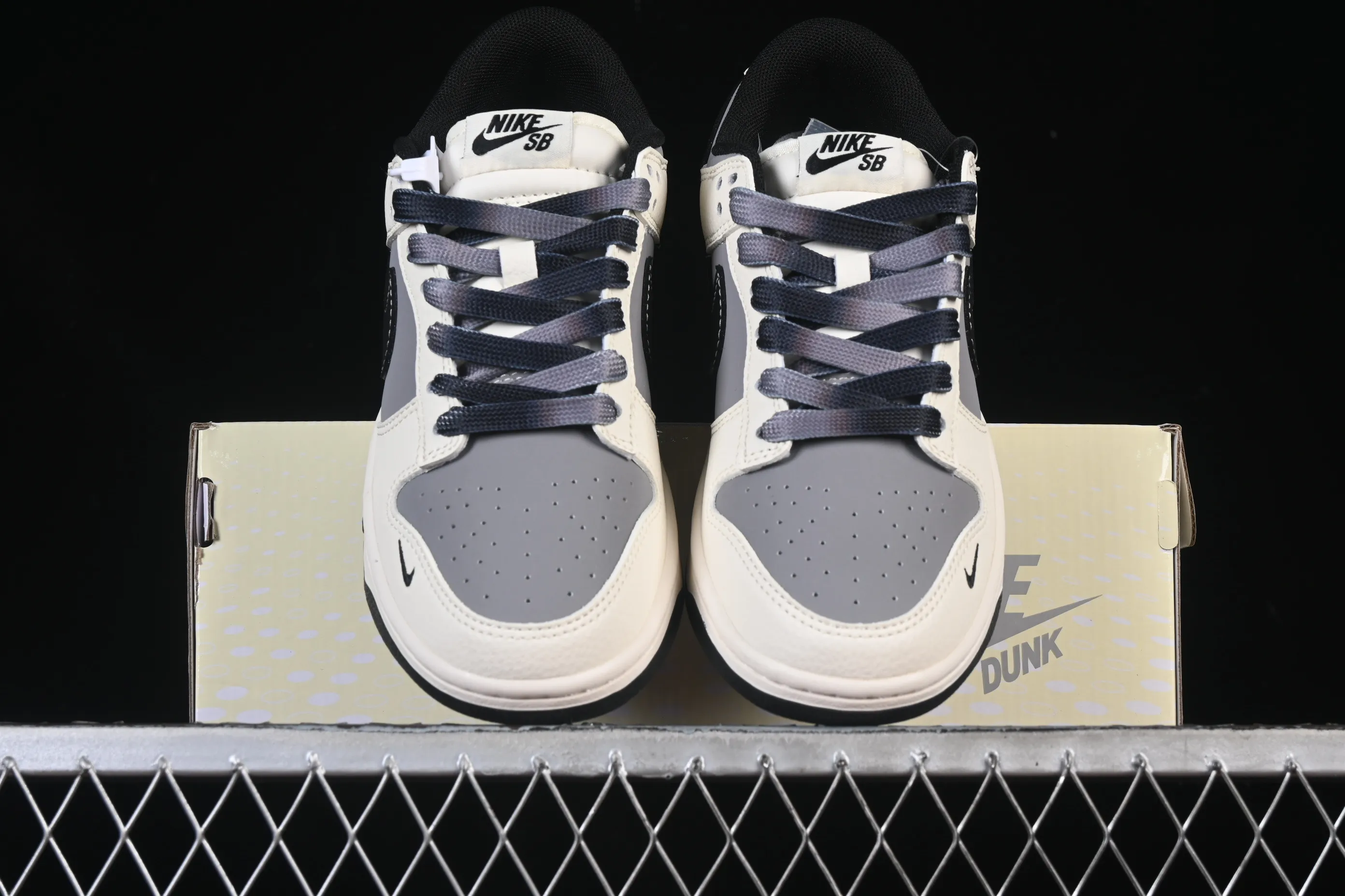 All categories Nk SB Dunk Series Nk SB Dunk Low High-end customized low-top sneakers Nike SB Dunk Low Stone Island joint beige and black stitching Anniversary high-end customized low-top casual sneakers JP8028-041
